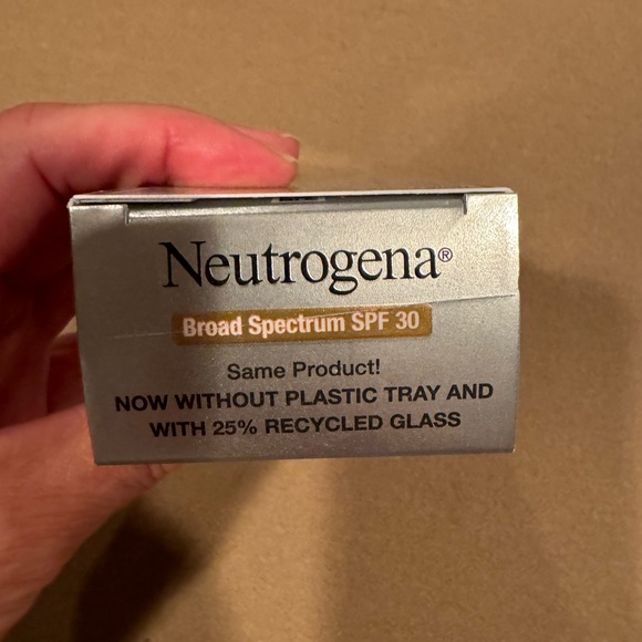 New Neutrogena Rapid Wrinkle Repair Retinol Moisturizer sunscreen 30 SPF - Picture 5 of 5